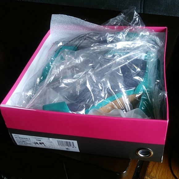 Brand new sandals winderly true suede Vince Camuto  size 10 still in the box - Picture 4 of 4